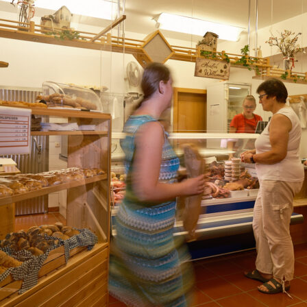 Kundinnen im Bauernhofladen an der Theke