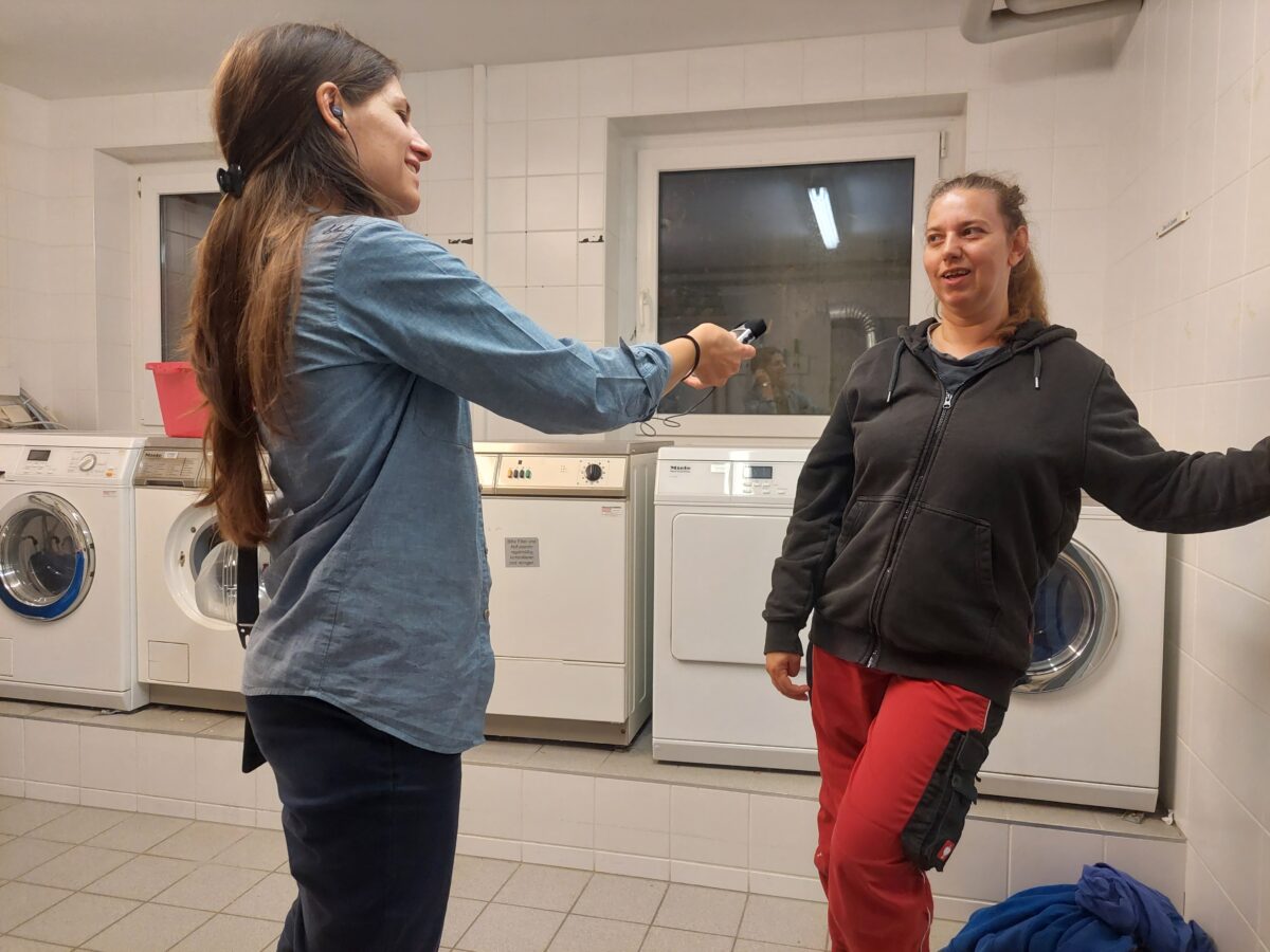 Interview mit Frau, im Waschraum