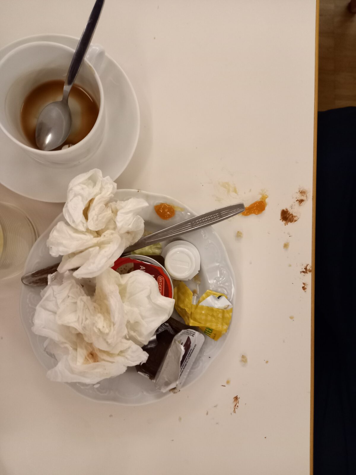 Tisch und Teller, sehr bekleckert
